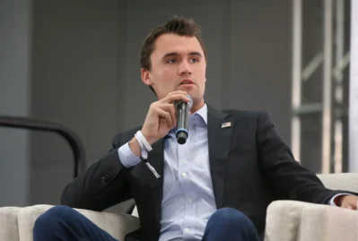 Çarlinin anım mərasimində çaxnaşma: əlində silahla gəldi