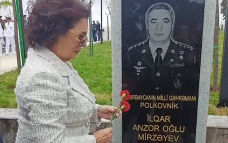 Türkiyəli məşhur Hərbi Memorial Məzarlığı ziyarət etdi – VİDEO
