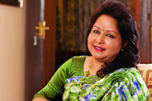 Etirazçılar qadın naziri döydülər