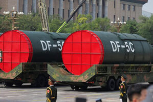 Çin dəhşətli raketini ilk dəfə nümayiş etdirdi - VİDEO