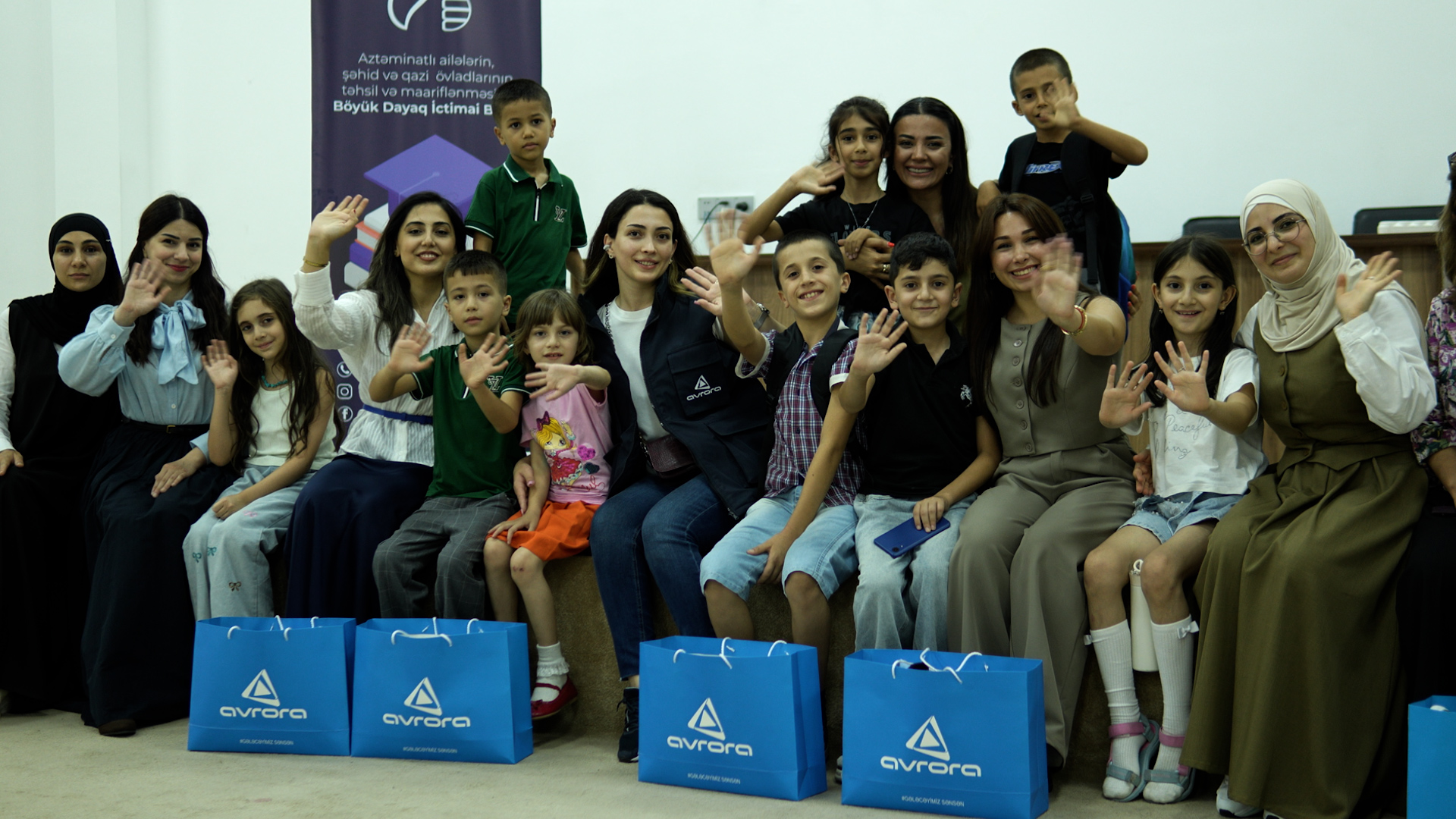 “Avrora Qrup” məktəbliləri belə sevindirdi - VİDEO 1 “Avrora Qrup” məktəbliləri belə sevindirdi - VİDEO