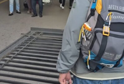 Güclü külək məktəbin darvazasını aşırdı – VİDEO