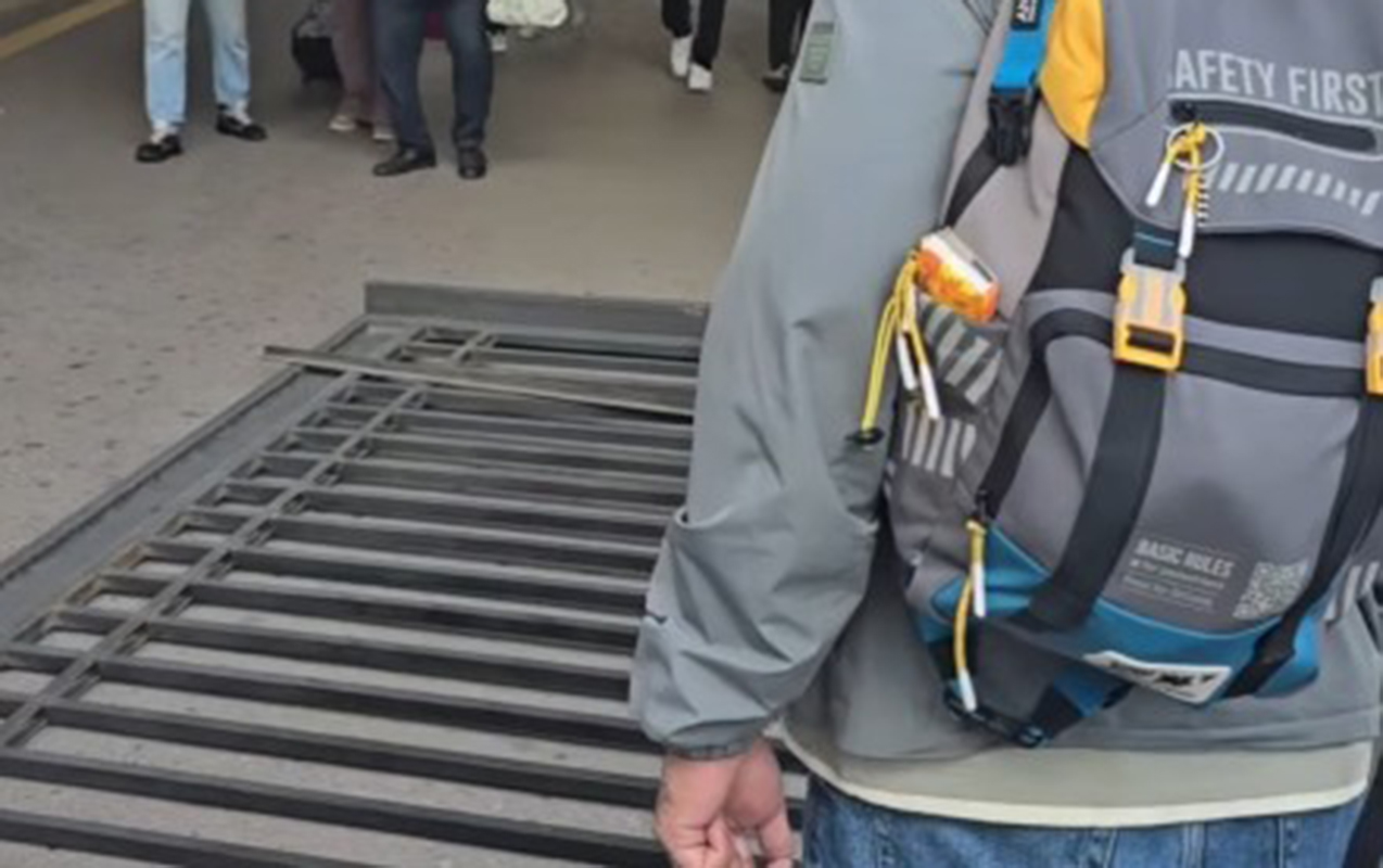 Güclü külək məktəbin darvazasını aşırdı – VİDEO