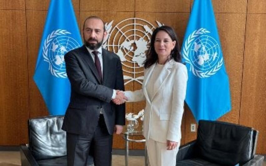 Berbok Mirzoyanla sülh sazişini müzakirə edib