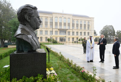 Prezidentlər Şuşada güllələnmiş heykəllərə baxdılar - FOTO