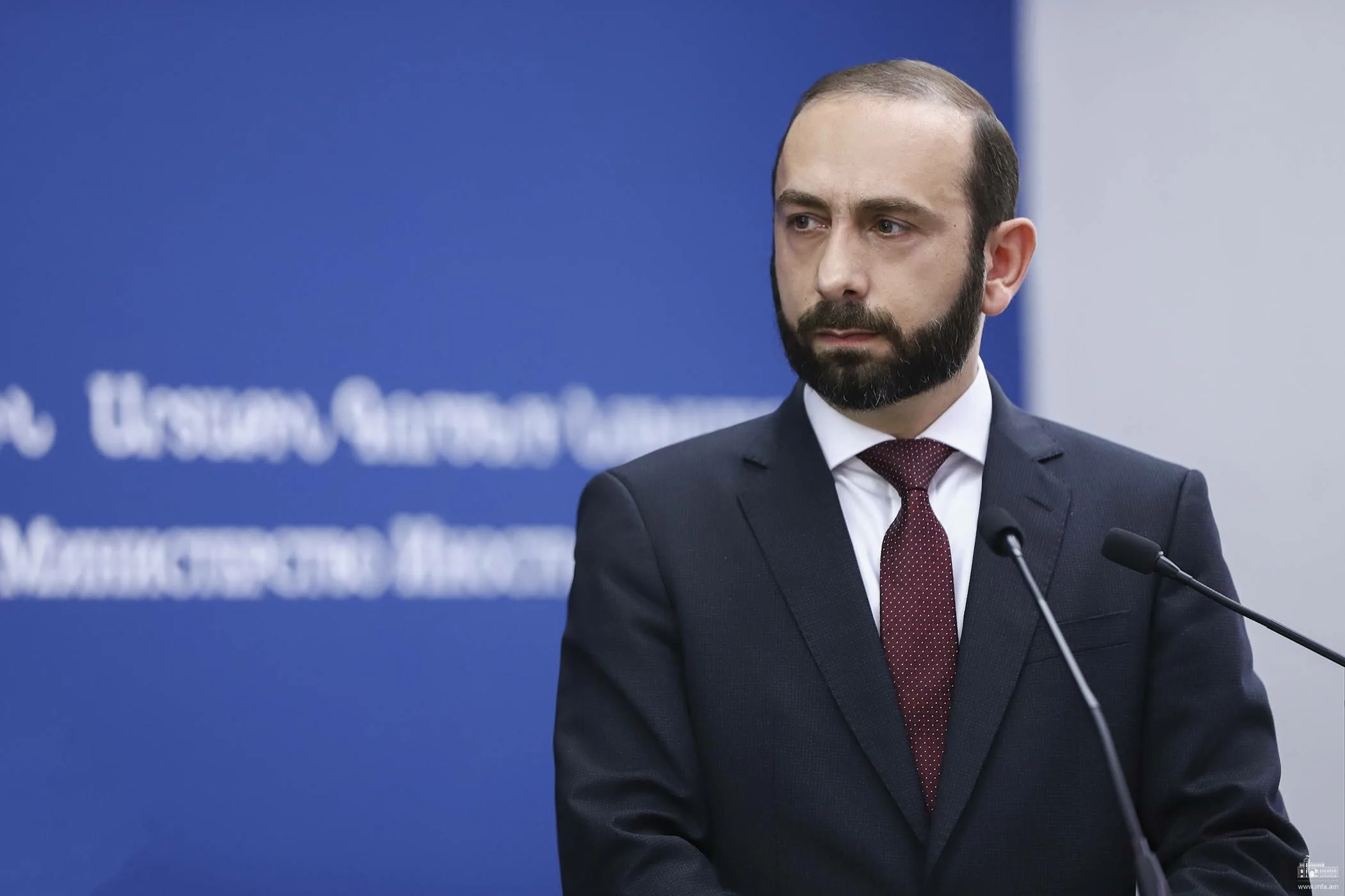 Mirzoyan Niderlanda gedir