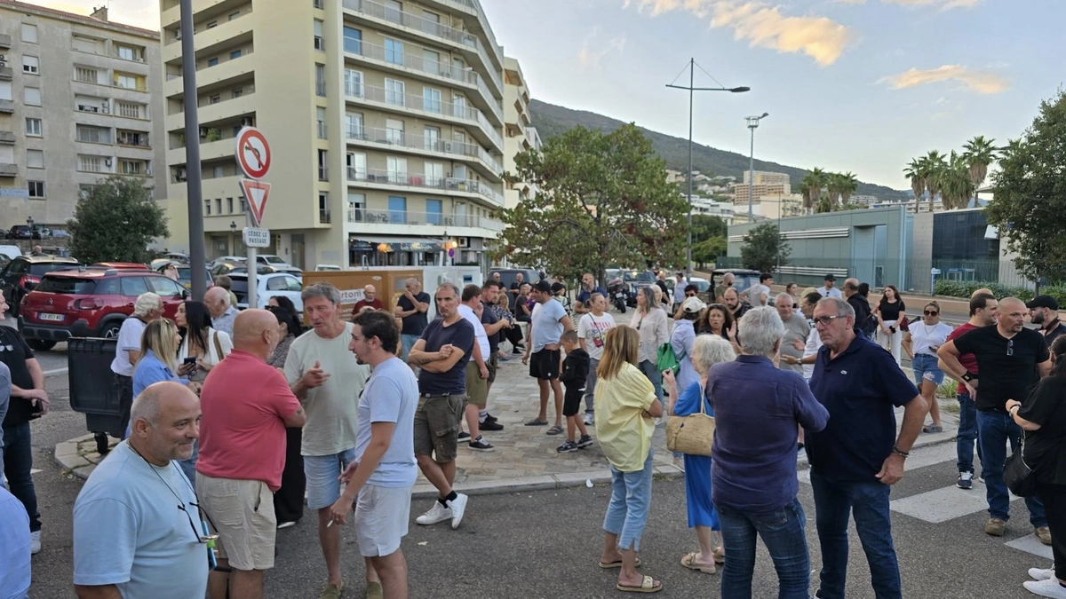 Korsikada etiraz aksiyası keçirildi - FOTOLAR 3 Korsikada etiraz aksiyası keçirildi - FOTOLAR