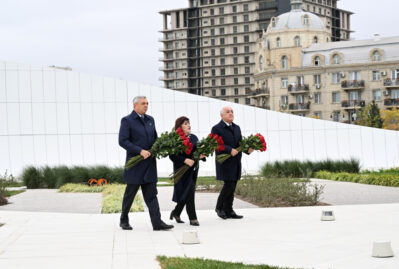 Rəsmilər Zəfər abidəsini ziyarət edir - VİDEO