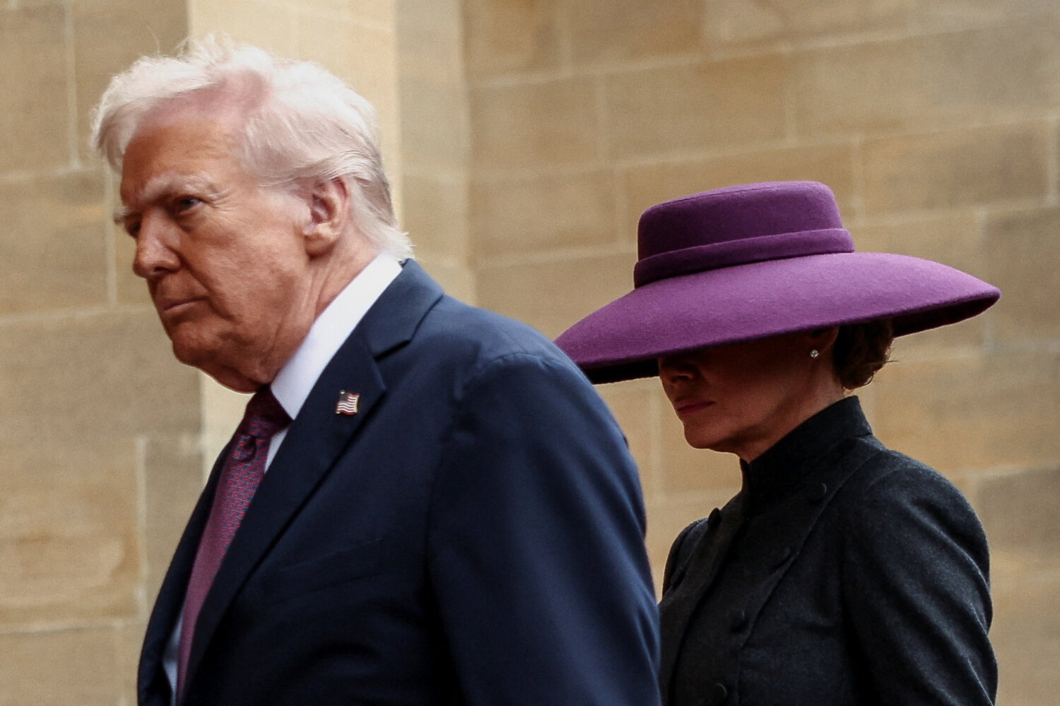 Trampın arvadının şlyapa taxmasının qəribə səbəbi