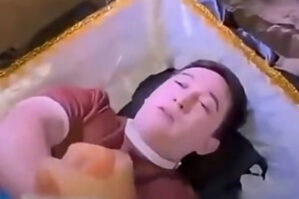 Özbək bloger diri-diri məzara girdi - VİDEO