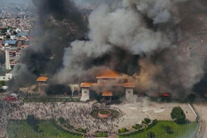 Nepalda gərginlik pik həddə: etirazçılar parlament binasını yandırdılar - VİDEO