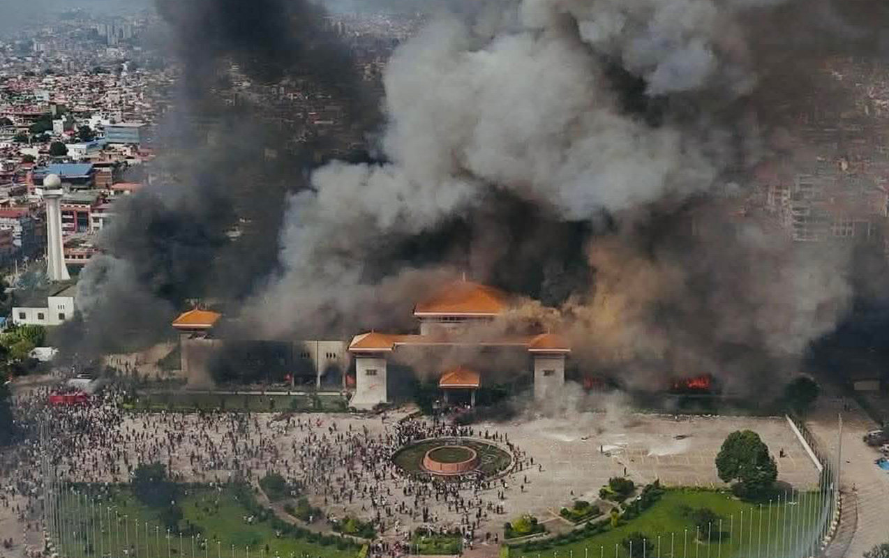 Nepalda gərginlik pik həddə: etirazçılar parlament binasını yandırdılar - VİDEO 1 Nepalda gərginlik pik həddə: etirazçılar parlament binasını yandırdılar - VİDEO