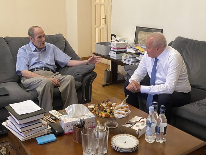 Petrosyanın iqamətgahında görüş: siyahıya iki dost əlavə olundu