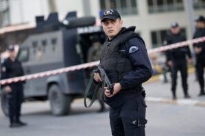 Türkiyədə iki polisi öldürən yeniyetmədən xəbər var - FOTOLAR