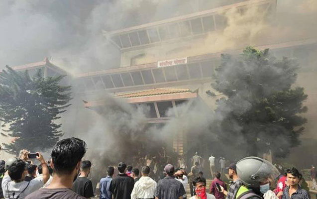 Etirazlardan sonra parlamenti buraxdı