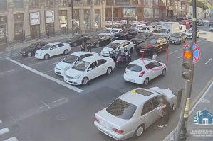 Yolu qaçaraq keçən piyadanı maşın vurdu - VİDEO