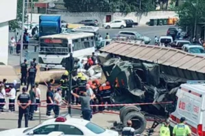 Bakıda DƏHŞƏT: yük maşını körpüdən aşdı, ölənlər var - VİDEO