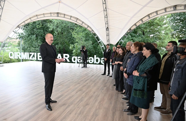 "Nəvələrim beş gündür, burada dincəlir" deyən sakinə Prezidentdən səmimi reaksiya - VİDEO+FOTOLAR