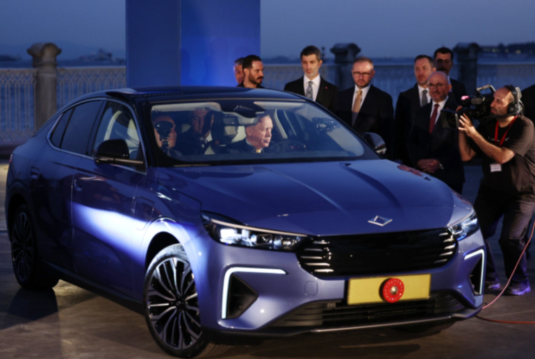 Ərdoğan TOGG-un yeni modelini sürdü - VİDEO