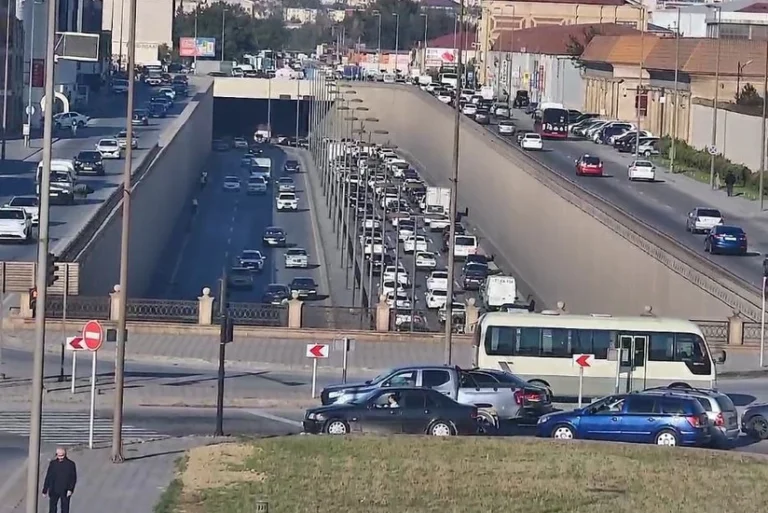 Bakının bəzi yollarında tıxac var - Siyahı