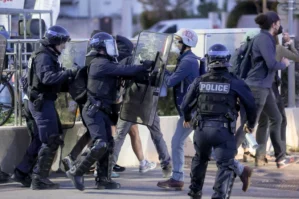 “Hər şeyi blokla” hərəkatı Fransanı silkələdi: 550 aksiya, 473 saxlanılan