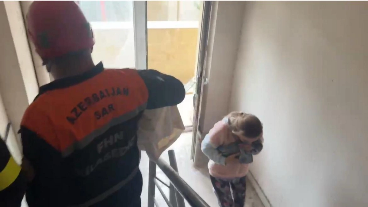 Bakıda binada yanğın: tüstüdən zəhərlənənlər var - VİDEO 3 v 73