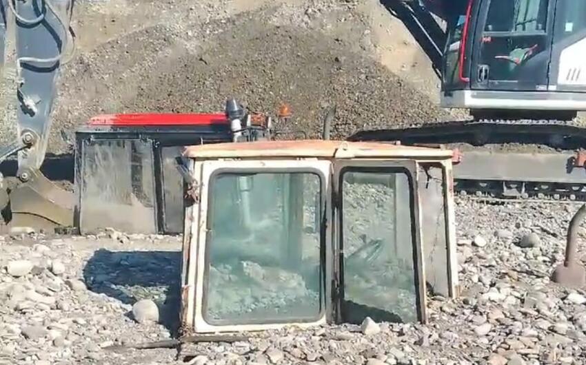 Ağdaşda traktorlar çınqılın altında qaldı – VİDEO