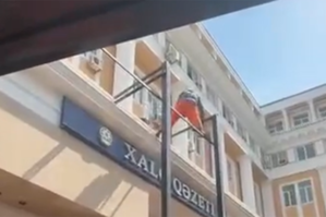 Bakıda memarlıq abidəsinə zərər verən konstruksiya sökülür - VİDEO