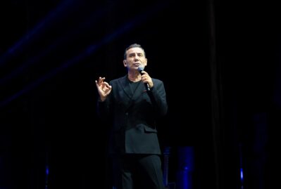 Fərhad Göçər Bakıda "Çırpınırdı Qara Dəniz"i oxudu - VİDEO