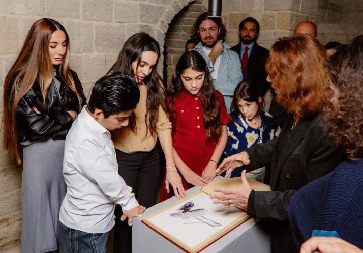 Leyla və Arzu Əliyevalar qızları ilə sərgidə... – FOTOLAR