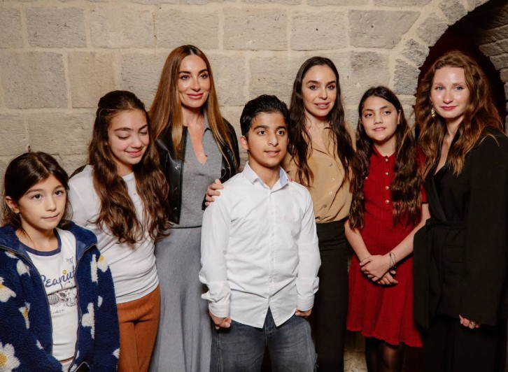 Leyla və Arzu Əliyevalar qızları ilə sərgidə... – FOTOLAR