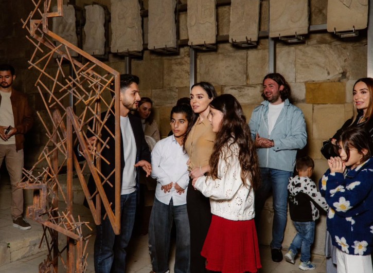 Leyla və Arzu Əliyevalar qızları ilə sərgidə... – FOTOLAR