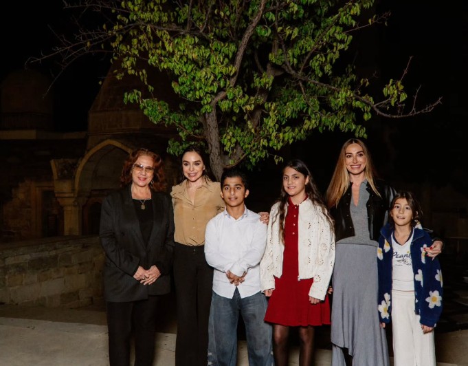 Leyla və Arzu Əliyevalar qızları ilə sərgidə... – FOTOLAR