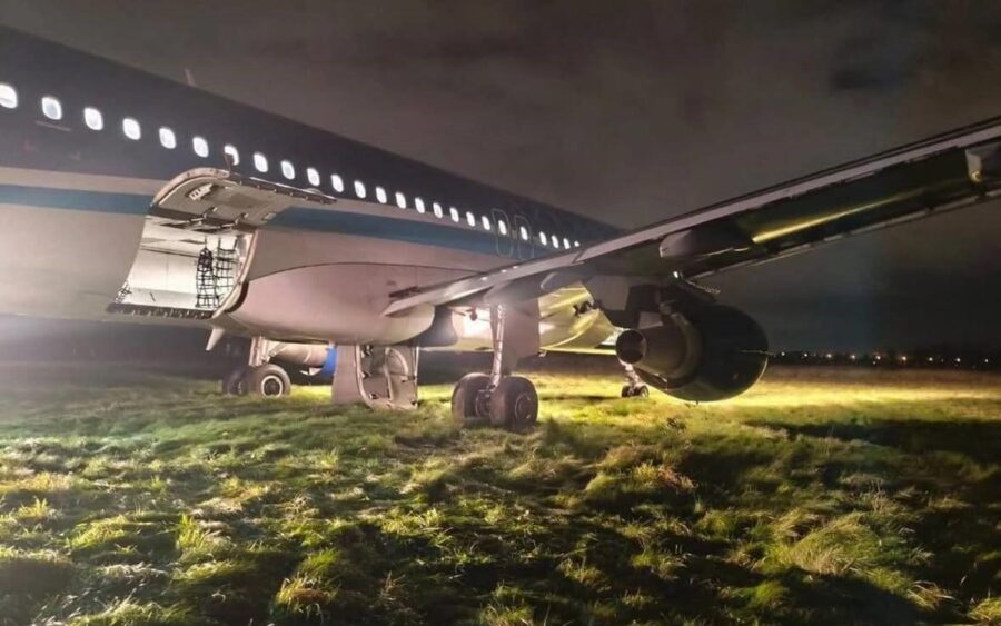 Peterburqa təcili eniş edən AZAL təyyarəsinin görüntüləri - VİDEO