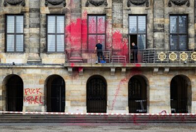 Kral sarayını qırmızıya boyadılar