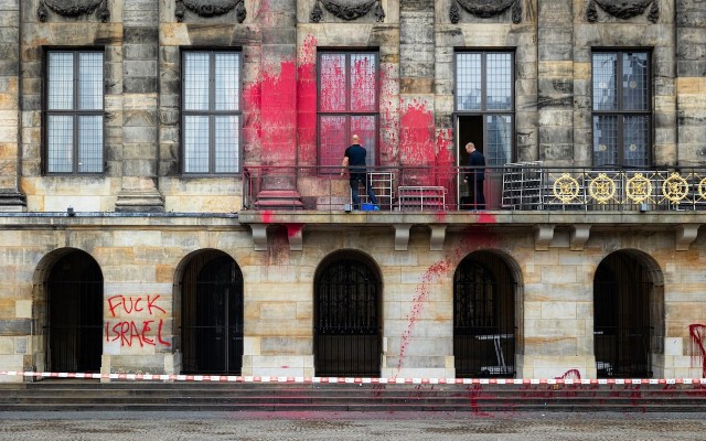 Kral sarayını qırmızıya boyadılar