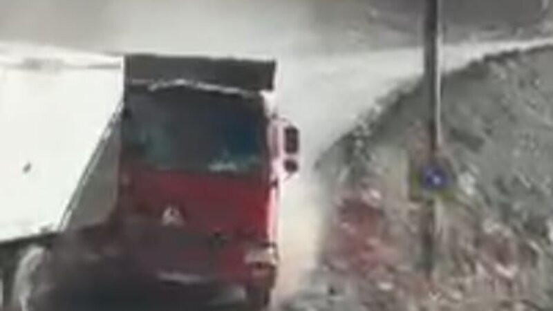 Kəlbəcərdə yük maşınları toqquşdu