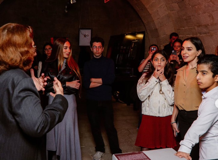 Leyla və Arzu Əliyevalar qızları ilə sərgidə... – FOTOLAR