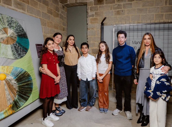 Leyla və Arzu Əliyevalar qızları ilə sərgidə... – FOTOLAR