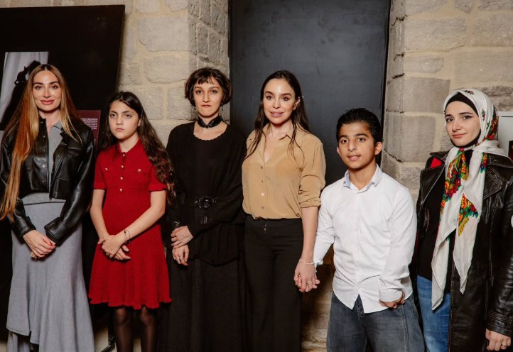 Leyla və Arzu Əliyevalar qızları ilə sərgidə... – FOTOLAR