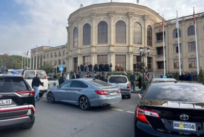 Ermənistan çalxalanır: Paşinyan uduzduğu rəqibini cəzalandırır - VİDEO