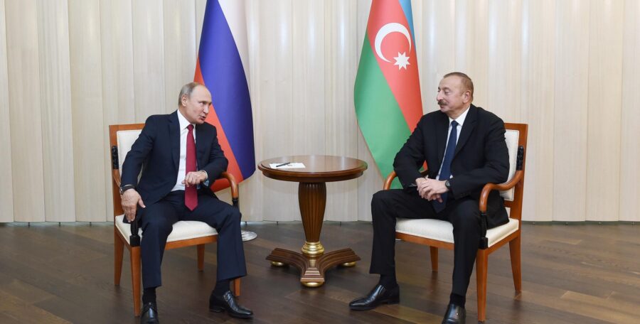 Əliyev-Putin görüşündə diqqətçəkən detal: pencəyinin cibindən çıxardığı… – VİDEO
