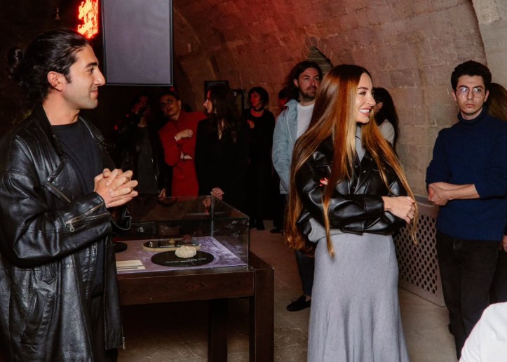 Leyla və Arzu Əliyevalar qızları ilə sərgidə... – FOTOLAR