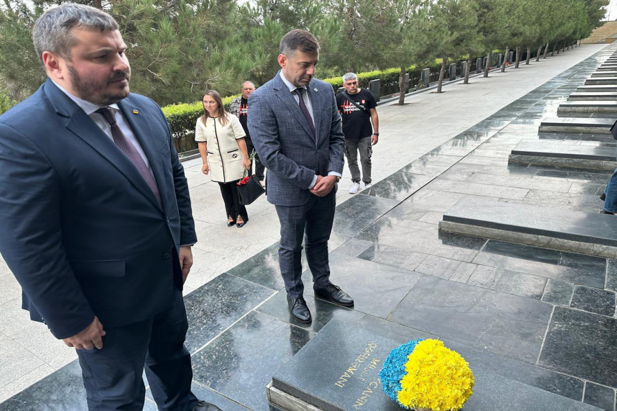 Ukraynanın Ombudsmanı Şəhidlər Xiyabanını ziyarət edib