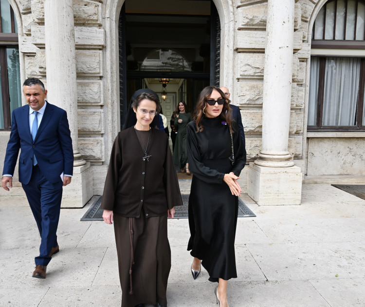 Mehriban Əliyeva ağac əkdi – FOTOLAR