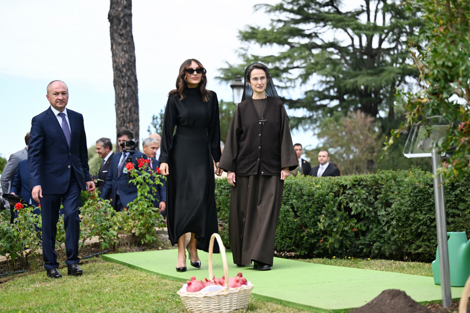 Mehriban Əliyeva ağac əkdi – FOTOLAR