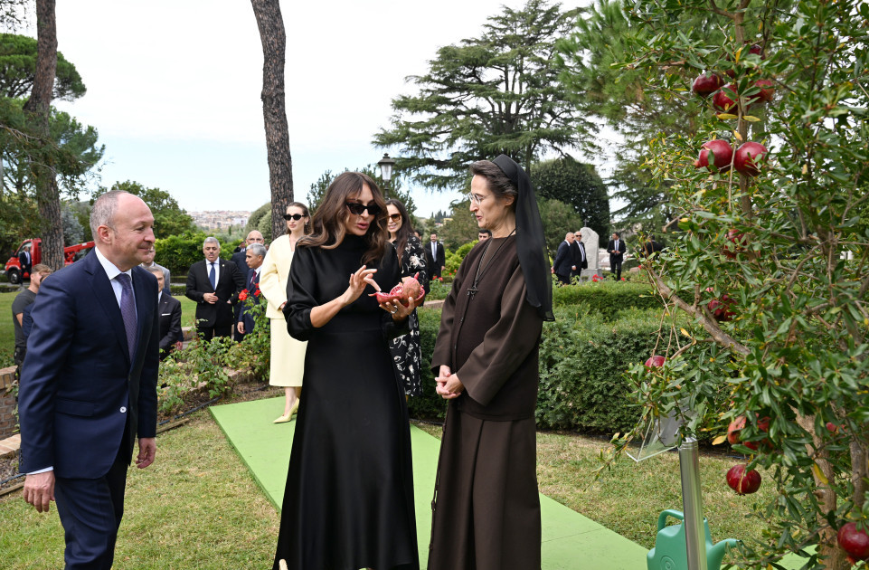 Mehriban Əliyeva ağac əkdi – FOTOLAR 9 Mehriban Əliyeva ağac əkdi – FOTOLAR