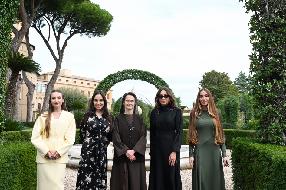 Mehriban Əliyeva ağac əkdi – FOTOLAR