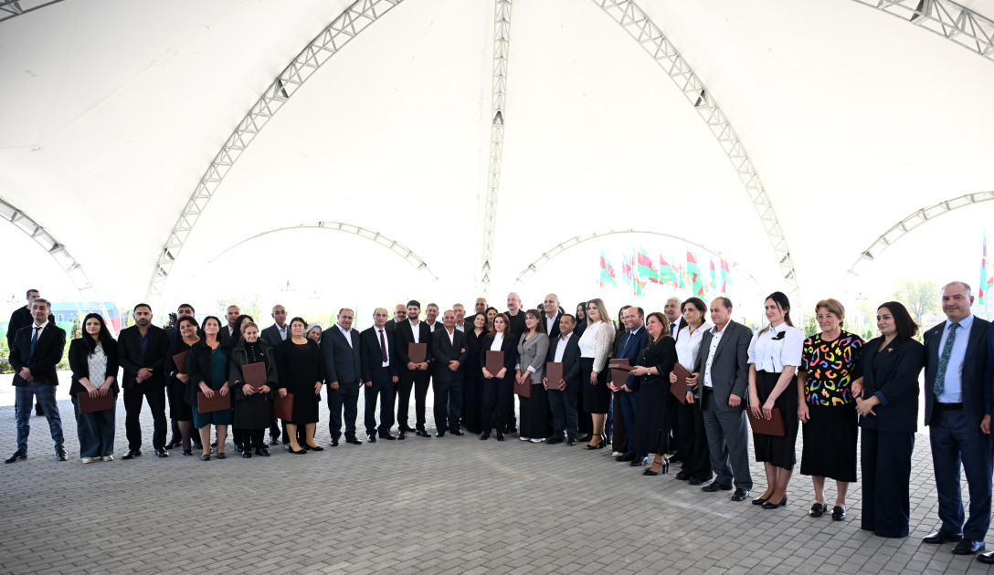 Prezident Məmmədbəyli və Ağalı kəndlərinin sakinlərinə mənzillərin açarlarını təqdim etdi – FOTOLAR