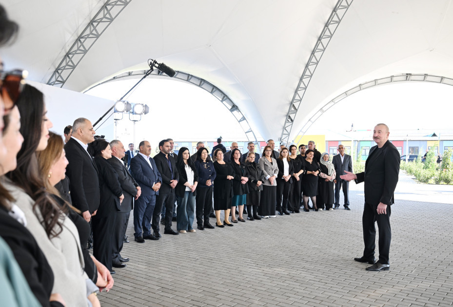 Prezident Məmmədbəyli və Ağalı kəndlərinin sakinlərinə mənzillərin açarlarını təqdim etdi – FOTOLAR